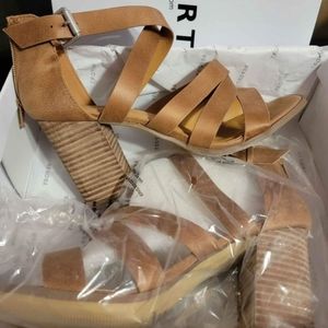 Report brown size 10 heeled sandal. New